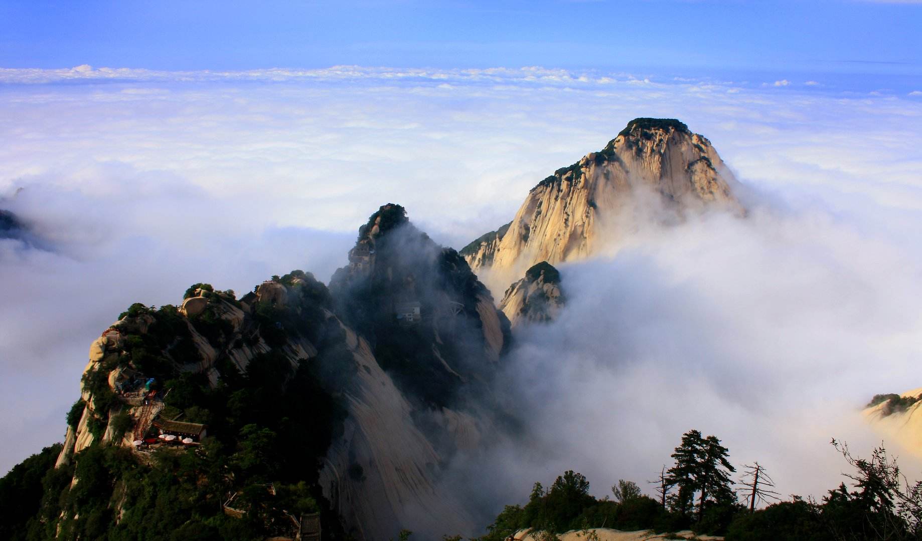 岧峣太华俯咸京，天外三峰削不成。